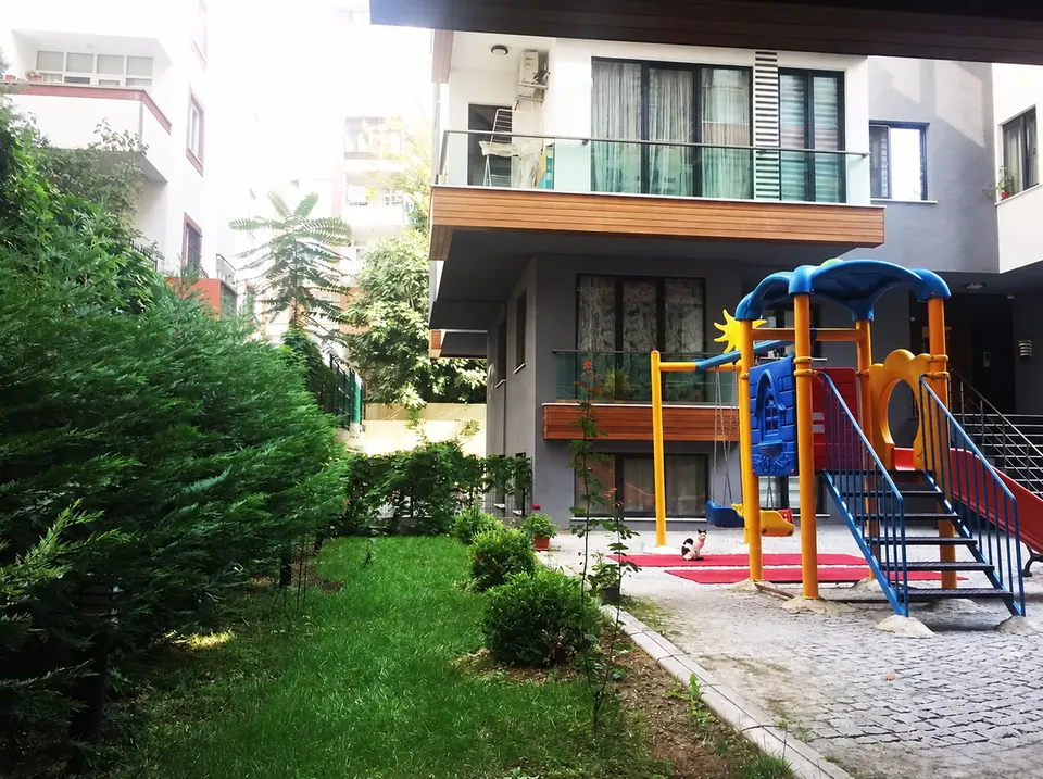 Bahar Konakları — Bahçe ve çocuk oyun alanı