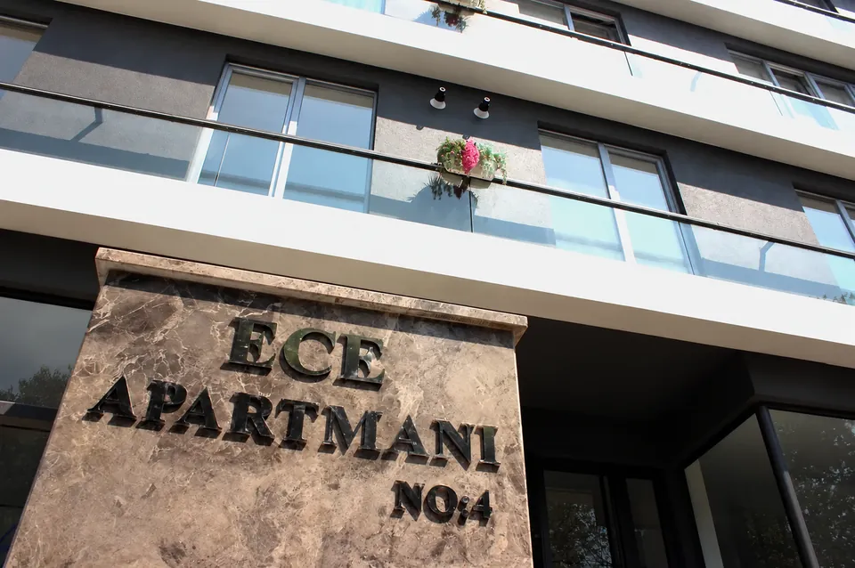 Ece Apartmanı — Yenilenen bina girişi