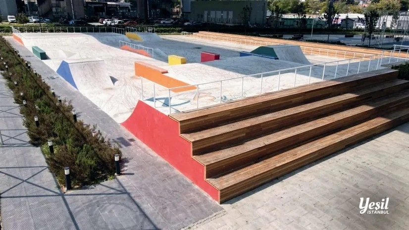Haliç Spor Parkı — Kaykay pisti ve oturma alanları