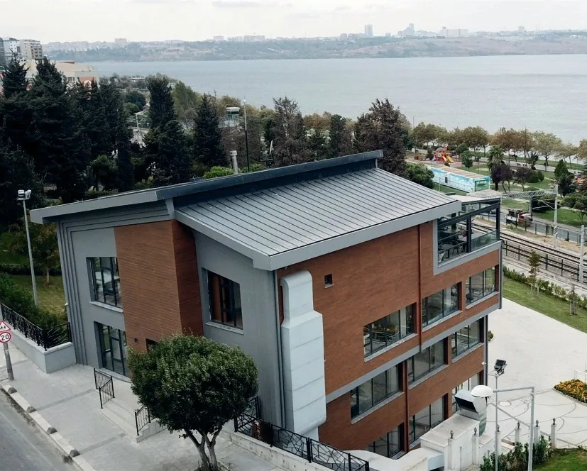 Soğuksu Restoran — Göl kıyısındaki tesisin dış cephesi