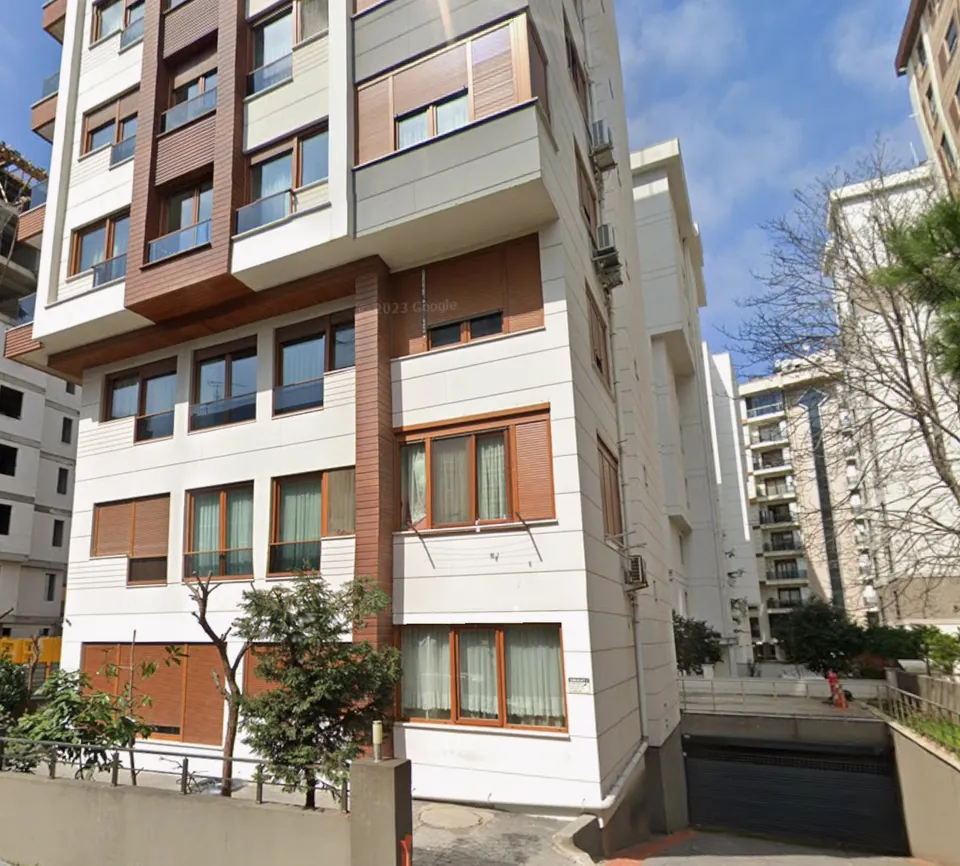 Yonca Apartmanı — Kapalı otopark girişi ve yan cephe