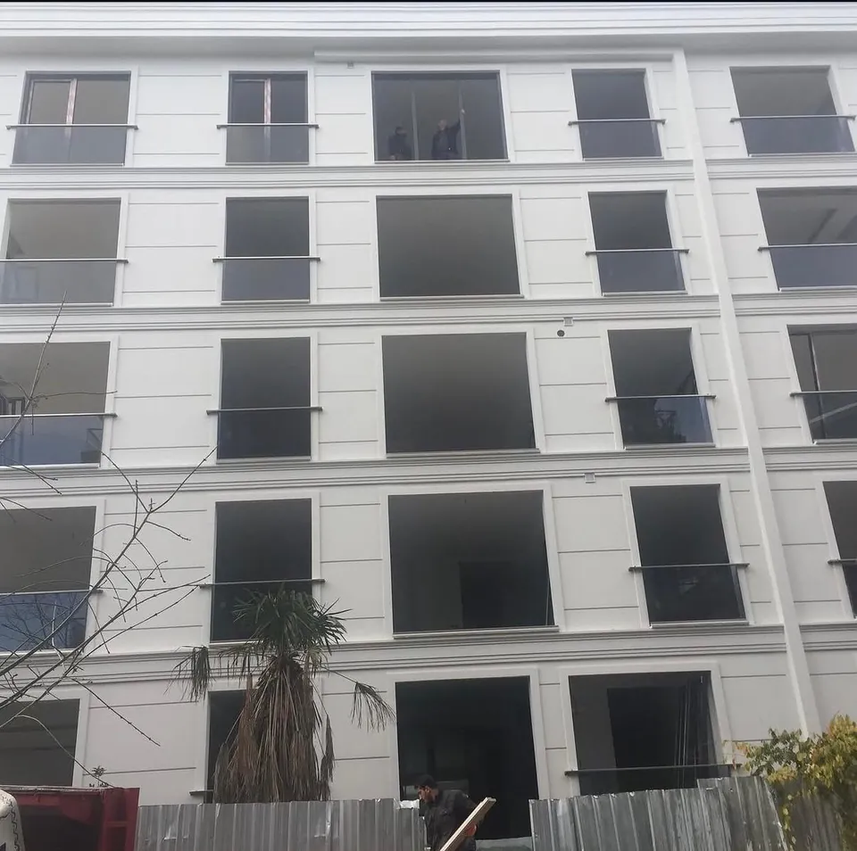 Zümrüt Apartmanı — Cephe ve balkon detayları