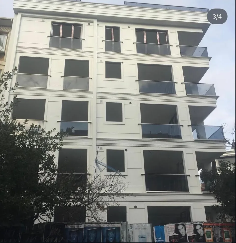 Zümrüt Apartmanı — Yapının sokaktan görünümü